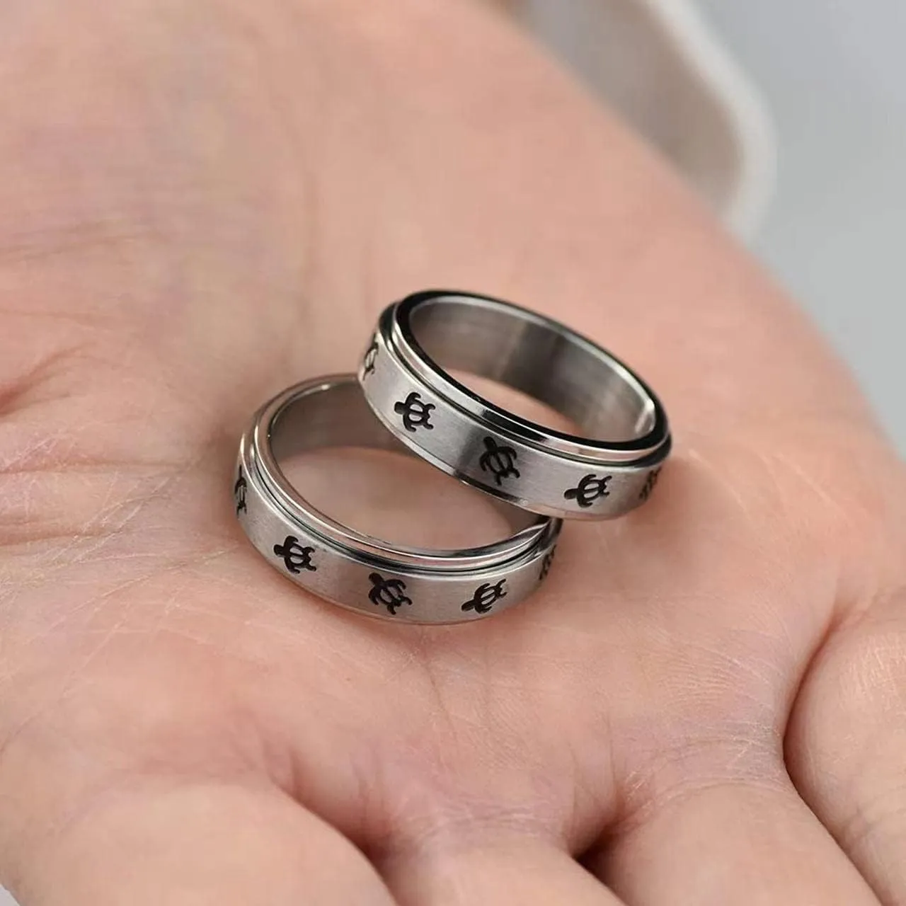 Fuqimanman2020 6mm Sea Turtle Spinner Band Ring Anxiety Relief Fidget Anti Stress Rings Stainless Steel Enamel Relieving for Women Men Couple Hawaiian Beach Animal Jewelry