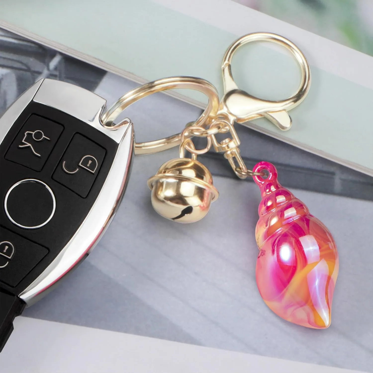 Suweibuke Cute Key Chain for Keys/Bags, Perfect Beach-themed Gift, Ocean Charm for Sea Sport Enthusiast, Beachgoer, Traveler